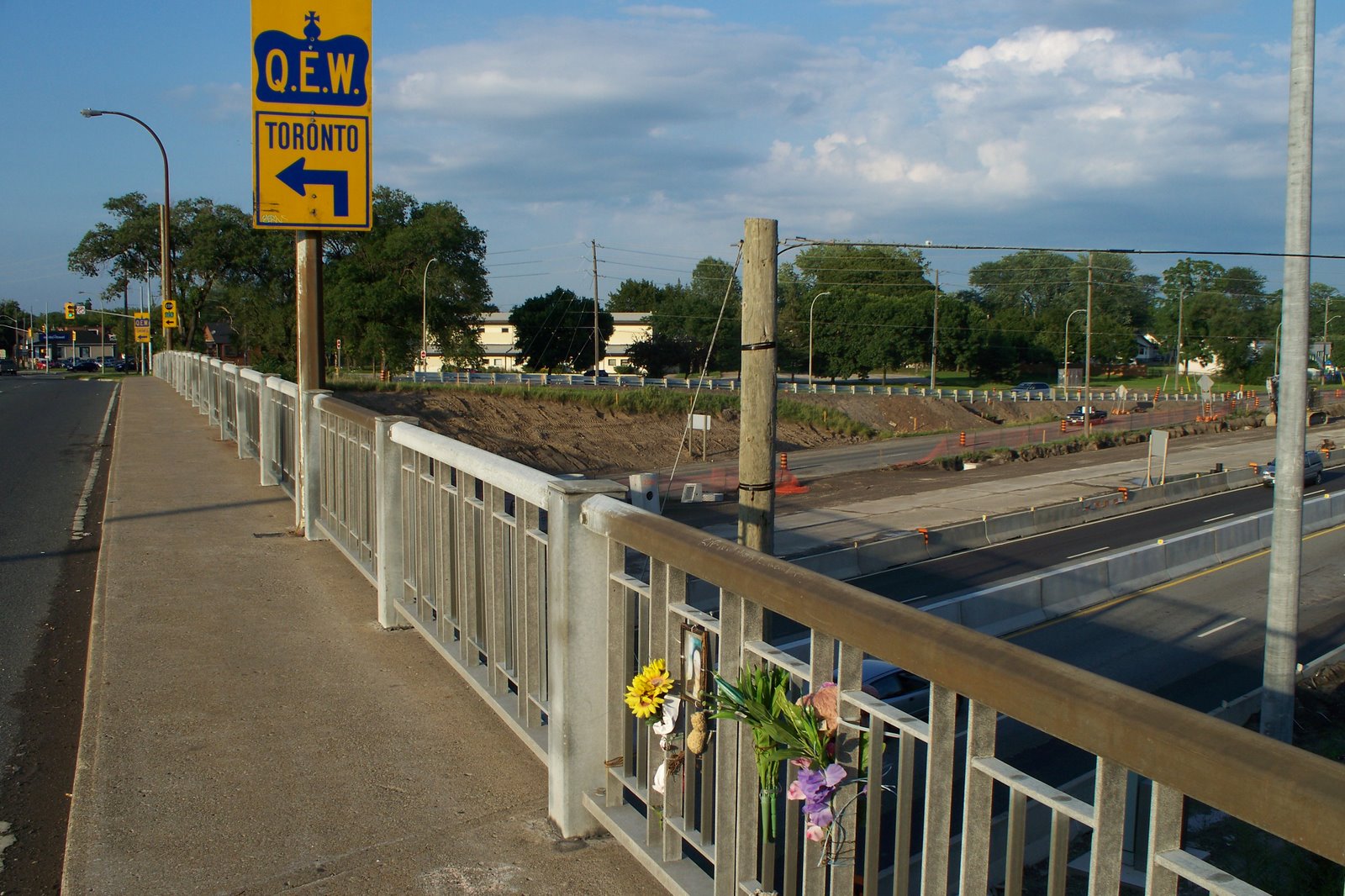 [Memorial,+QEW+overpass+at+Niagara+St.,+St.+Catharines,+taken+July+30,+2008.jpg]