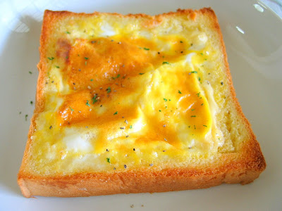 فطور سهل غيييييييييرومميز Sunny+side+up+toast4