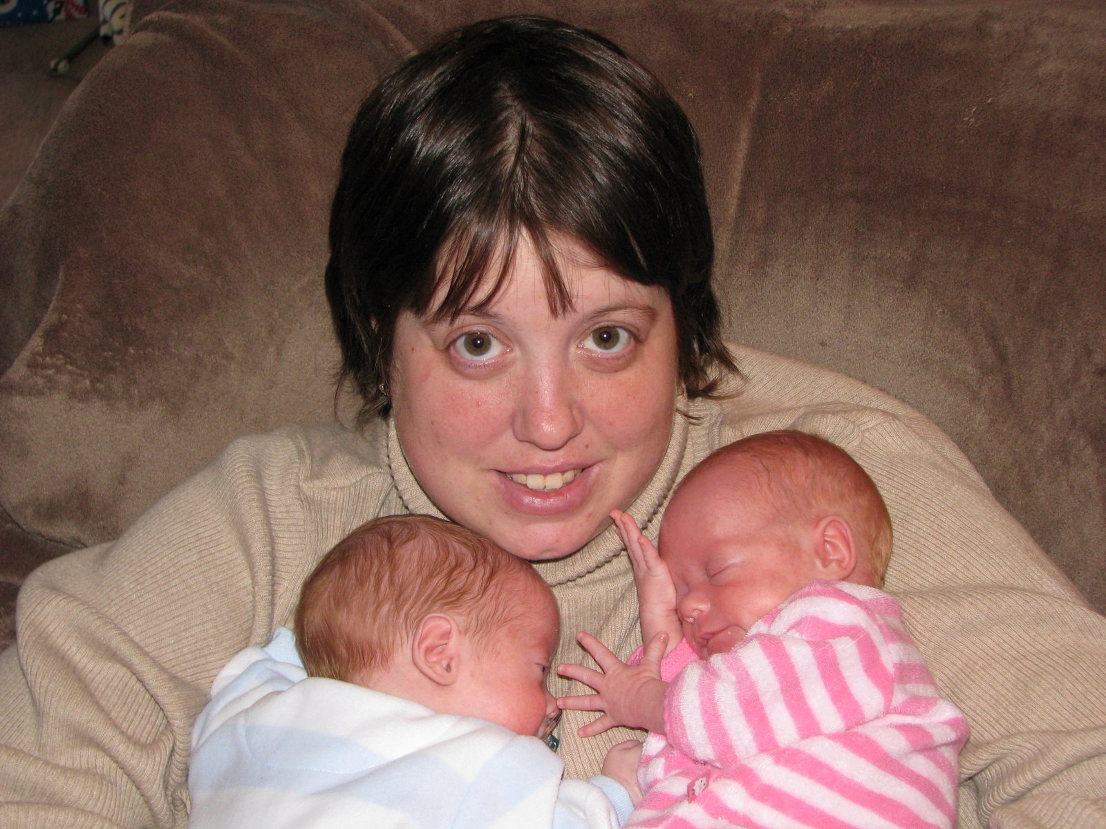 [twins+and+mommy+1-25-08.jpg]