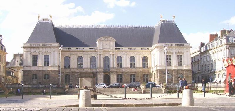 [800px-Rennes_Parlement_(façade)_2005.jpg]