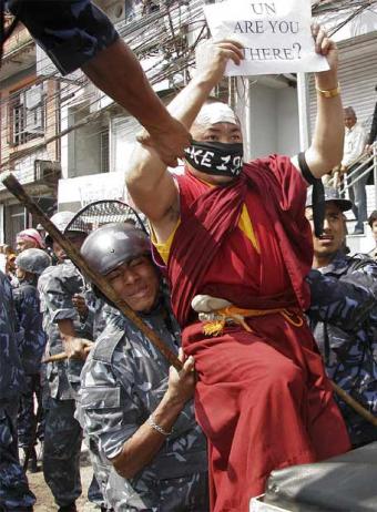 [monje_tibetano_sostiene_cartel_ONU_ahi_arrestado_Katmandu.jpg]