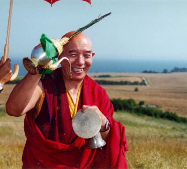 [Tenga+Rinpoche+blesses+Gomde+DK.jpg]