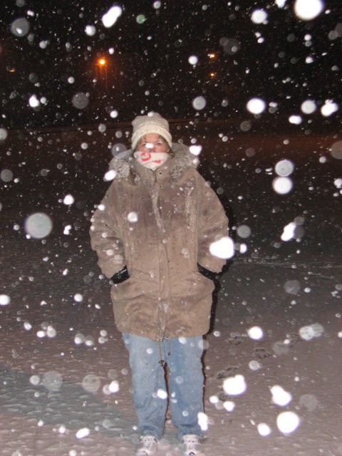 [Marilyn+out+in+the+snow.jpg]