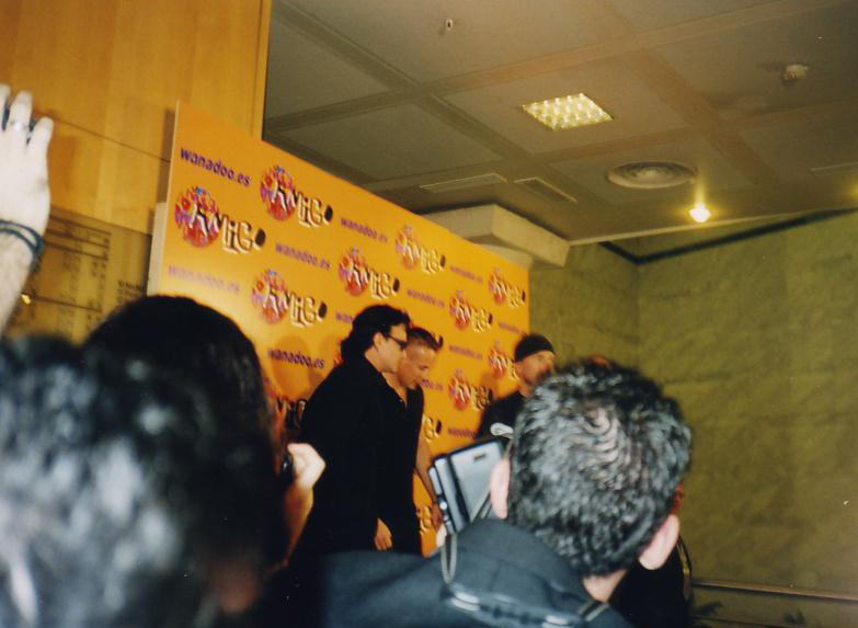 [U2+en+Premios+Amigo+(Madrid+Nov2000)+09.jpg]
