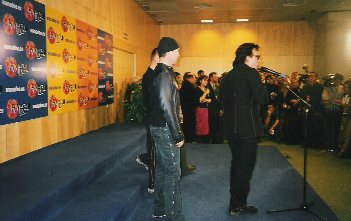 [U2+en+Premios+Amigo+(Madrid+Nov2000)+03.jpg]