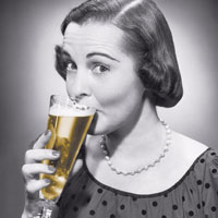 [woman-drinking-beer-0907-de.jpg]