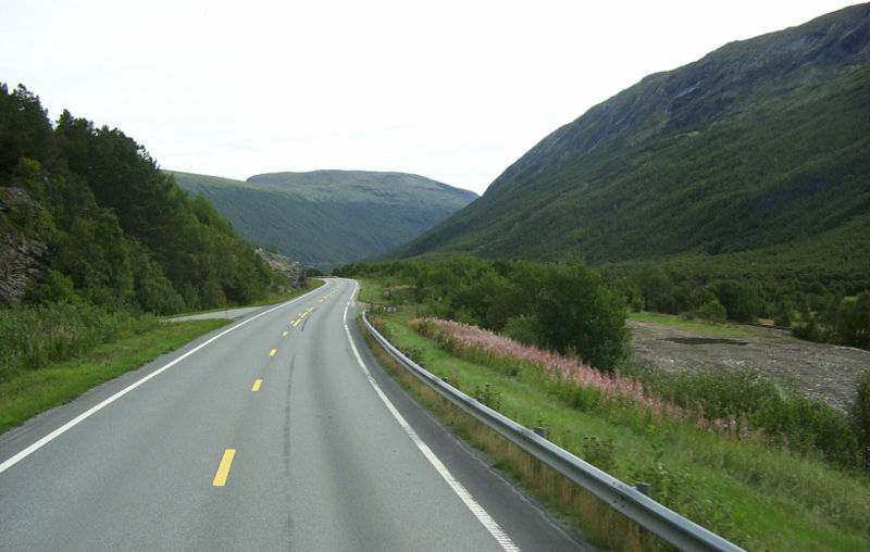 [800px-Road_in_Norway-1.jpg]