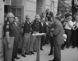 [250px-Governor_George_Wallace_stands_defiant_at_the_University_of_Alabama.jpg]