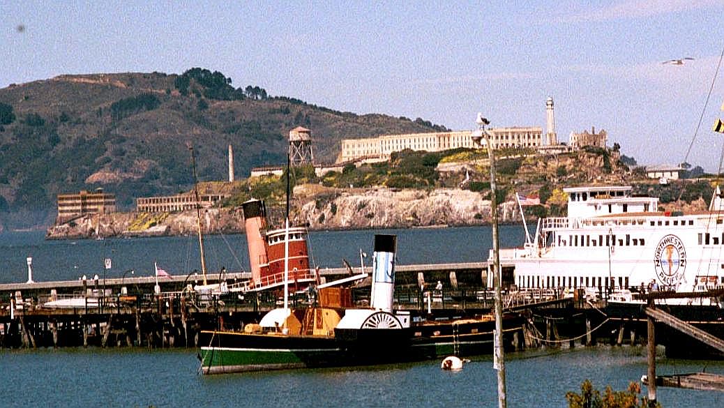 [s.f.+pic+of+boats+and+alcatraz+island+12_edited+2.jpg]