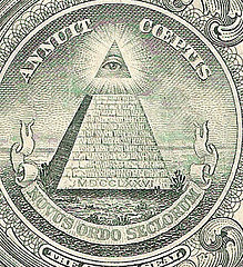 [Piramide+Ojo+que+todo+lo+ve+Simbolo+masoneria+y+Dios+egipcio+Horus-741356.jpg]