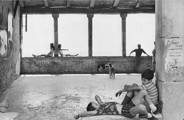 [Cartier-Bresson,+Henri+-+Simiane-la-Rotonde+[1970].jpg]