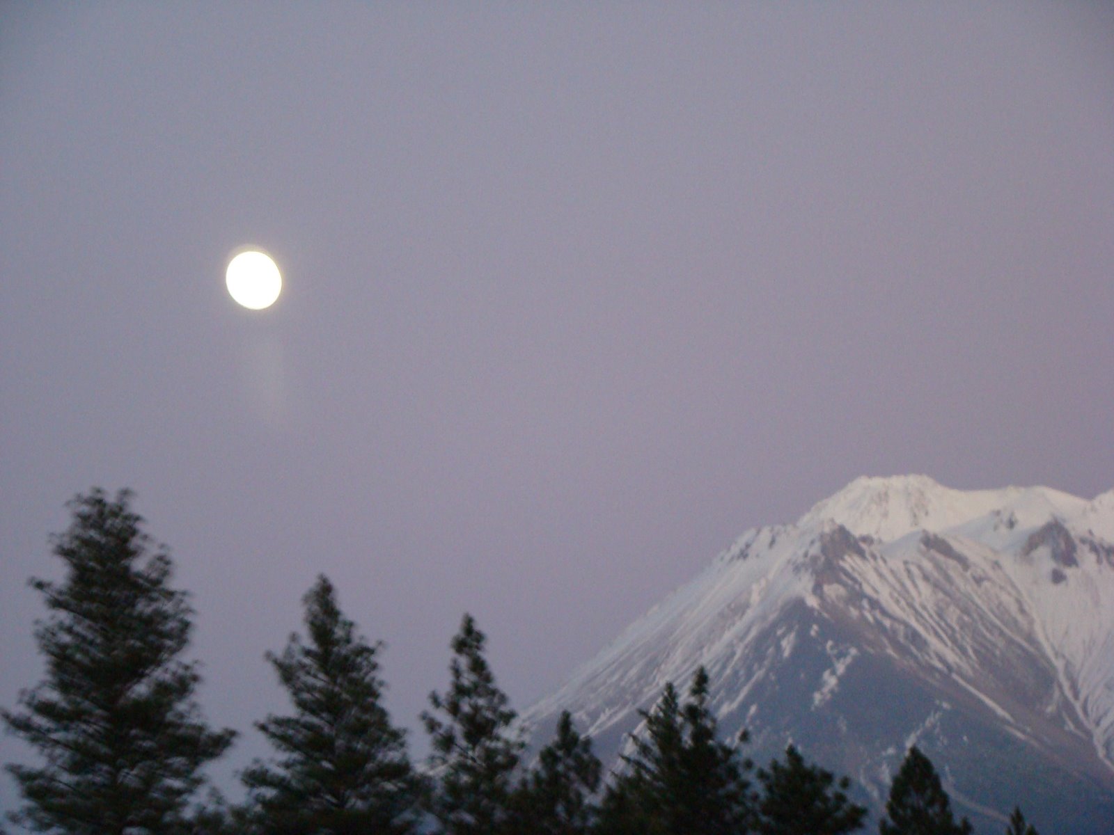 [Full+moon+over+Mt+Shasta.jpg]
