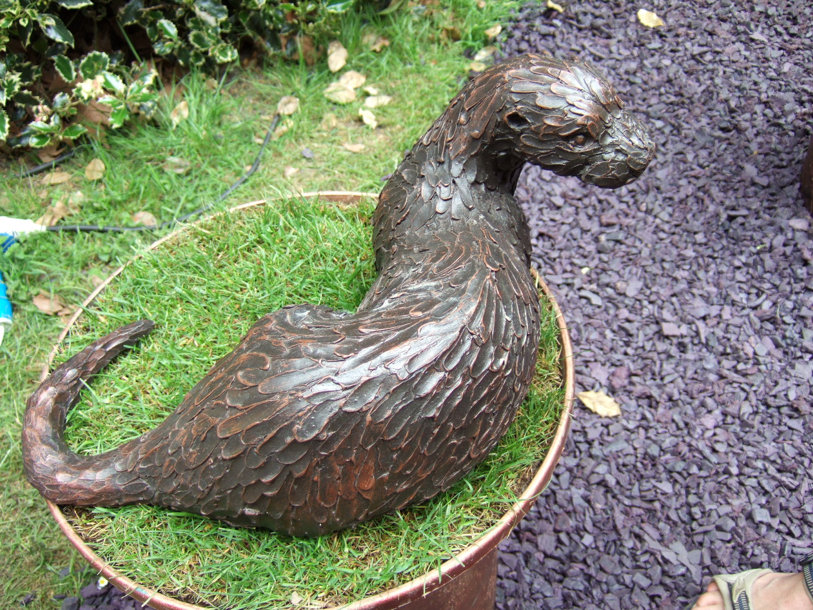 [25May07Otter+sculpture+made+of+resin+at+Chelsea+Flower+Show.JPG]
