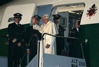 [Pope+Benedict+XVI+in+Brazil+departure.jpg]
