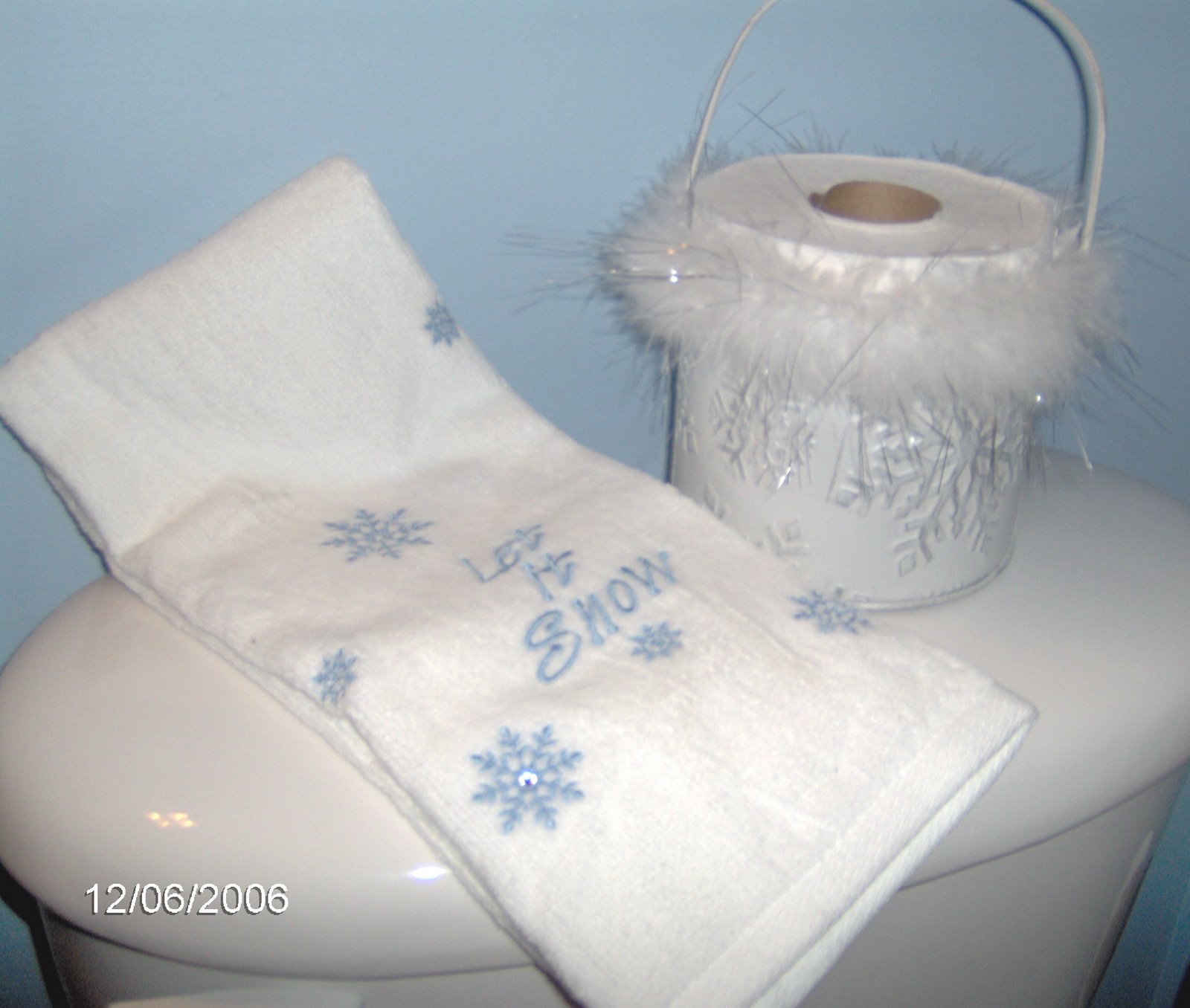 [061206+Basket+and+towel+in+bathroom.jpg]