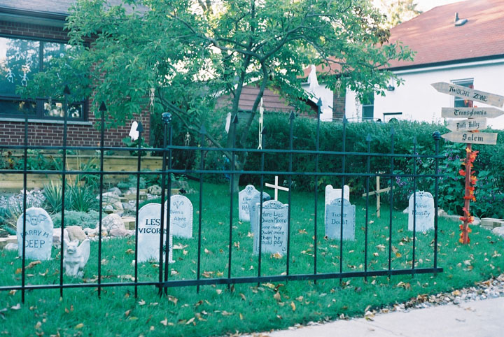 [graveyard+fence+++sign02.jpg]