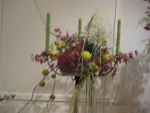 Arreglo floral mixto con flores y velas