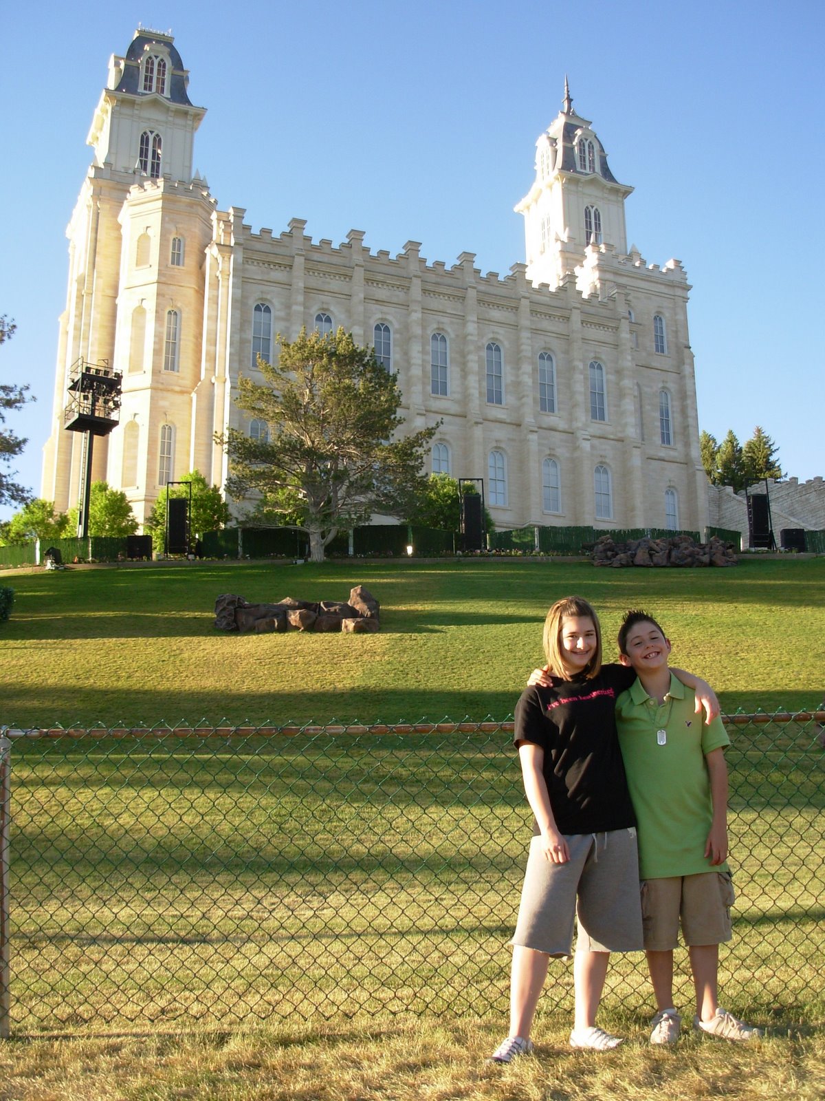 [Maddy+and+Joey+at+Manti+Temple.jpg]
