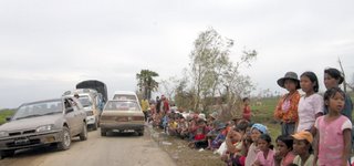 [cyclone-victims-waiting-for-aid-by-local-donors-(Kungyangon-Dedaye-road)-18-th-May-R.jpg]