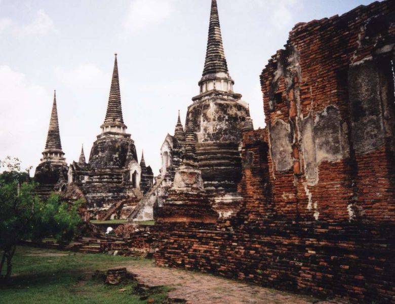 [780px-Ayutthaya_3_pagodas.jpg]