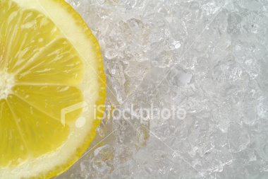 [istockphoto_3279020_lemon_slice_on_crushed_ice_1.jpg]