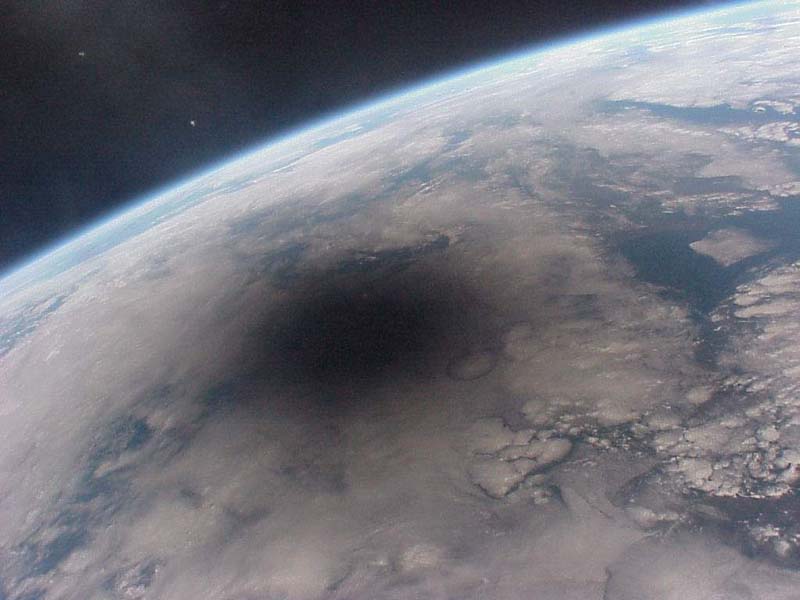 Foto de un eclipse solar sobre la Tierra