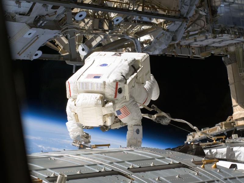Astronauta trabajando en la ISS