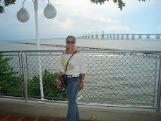 Con el Puente sobre el Lago de Maracaibo de fondo