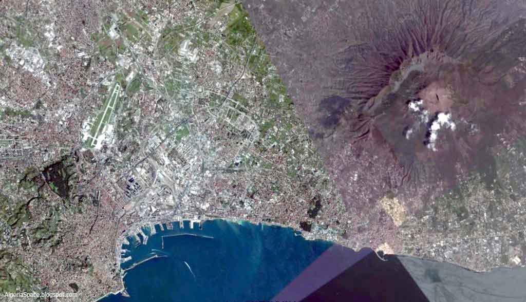 La ville de Naples en Italie et le volcan du Vésuve tout proche