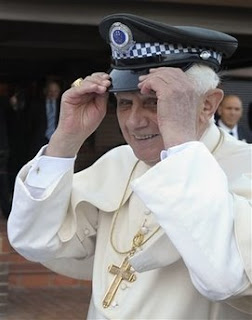 Trouvez-vous que ... Pope+Police+Hat