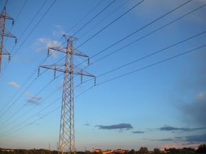 [300px-Electric_transmission_lines+Lund+SWE.jpg]