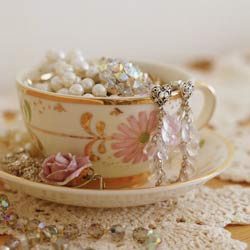 [pretty-idea+++Ideal+home+++Show+off+your+jewels+and+keep+them+at+hand+in+a+pretty+teacup!.jpg]