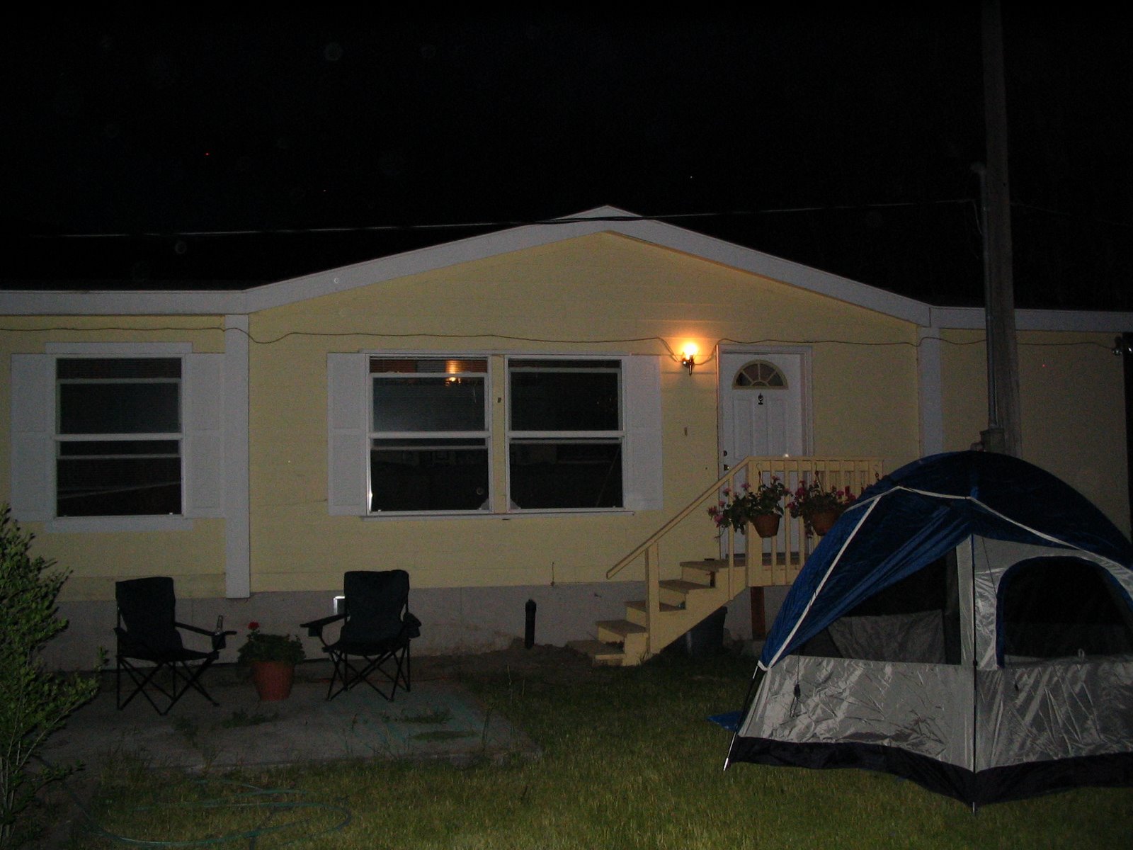 [Camping+in+the+front+yard+when+the+house+is+90+degrees+inside.+June+3,+2007.jpg]