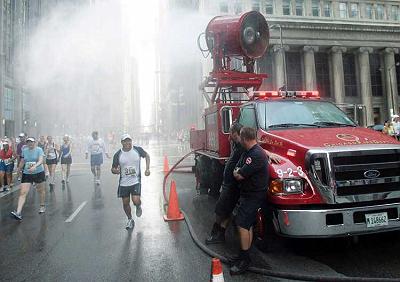 [2007-Chicago-marathon-firetruck-spray.jpg]