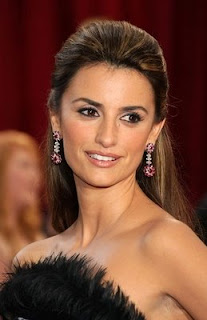Penelope Cruz with her fashion accessories