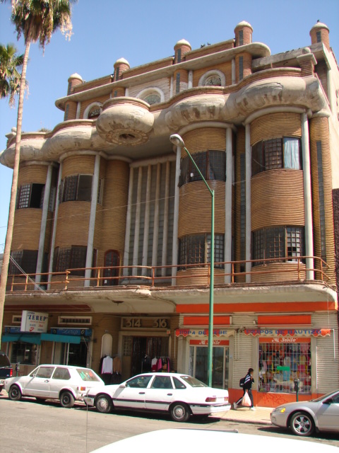 [Torreon+Old+Theater+building+that+looks+like+Gaudi+very+Deco.JPG]