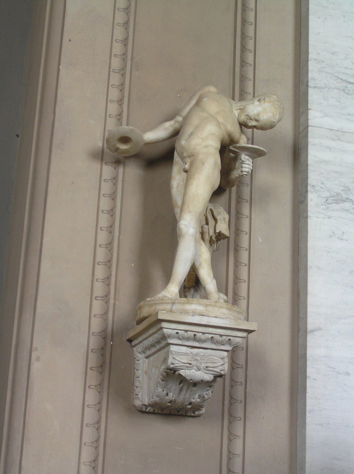 [statue+in+museum+vatican.jpg]