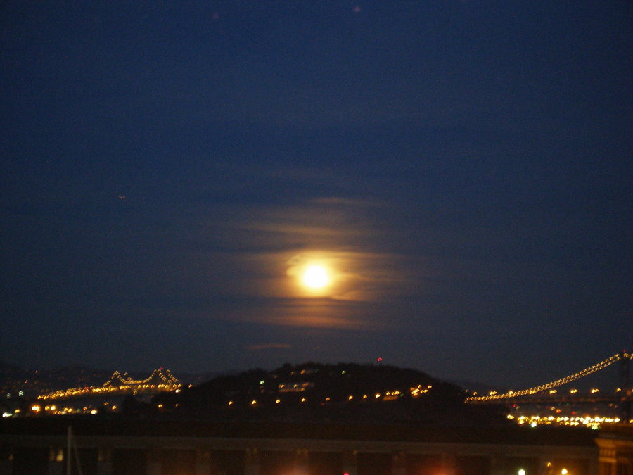 [Moon+rising+Fisherman's+Wharf2.JPG]