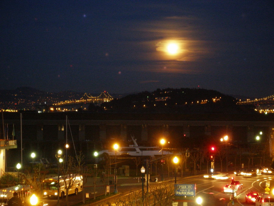 [Moon+rising+Fisherman's+Wharf3.JPG]