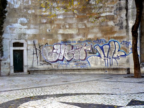 [Chafariz-da-R-o-Seculo-graffitis.jpg]