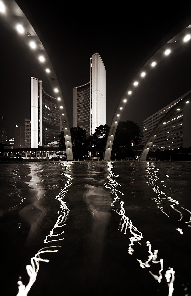[city-hall_night_tall_reflection_01.jpeg]