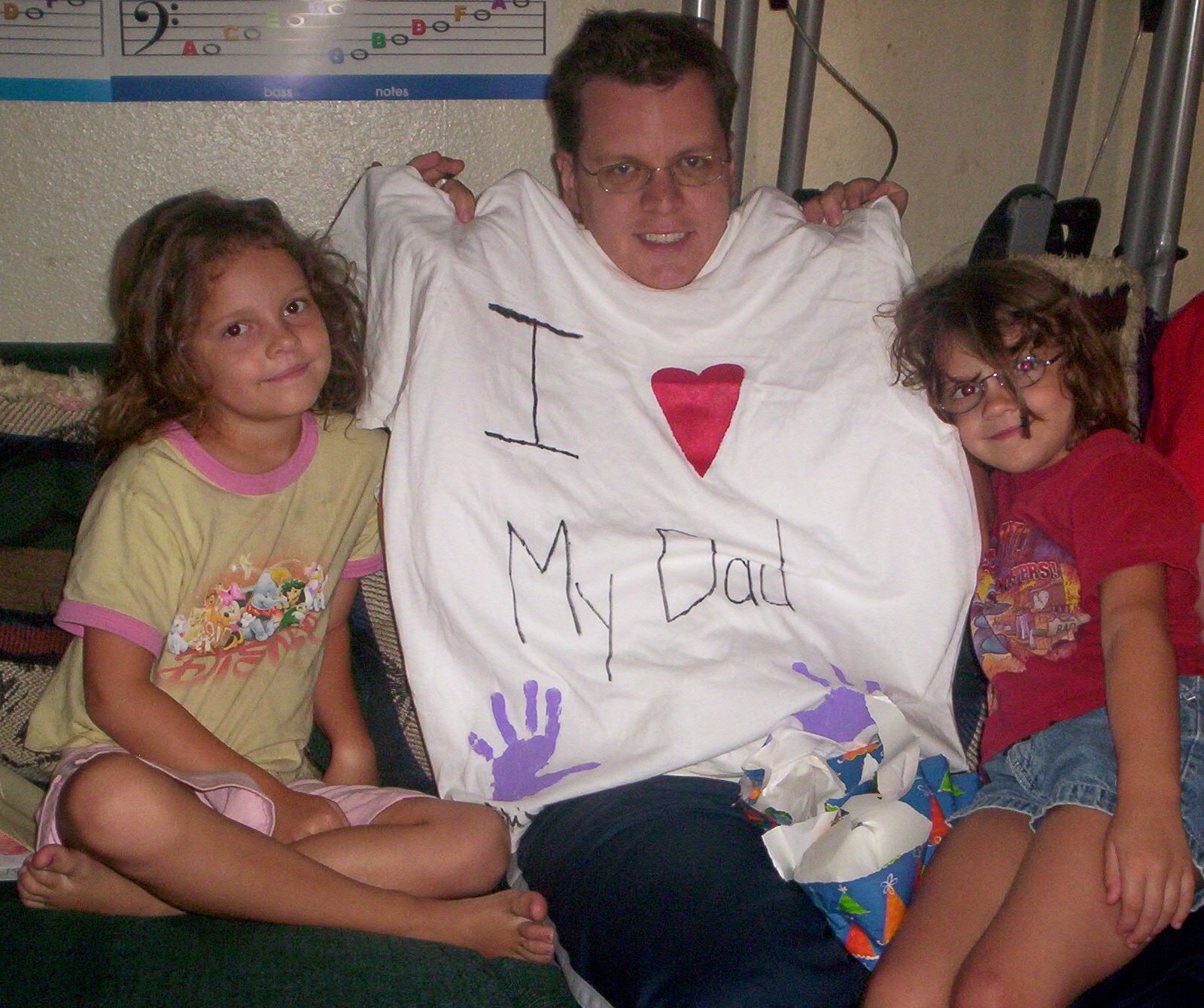 [dad+with+girls+with+shirt.jpg]