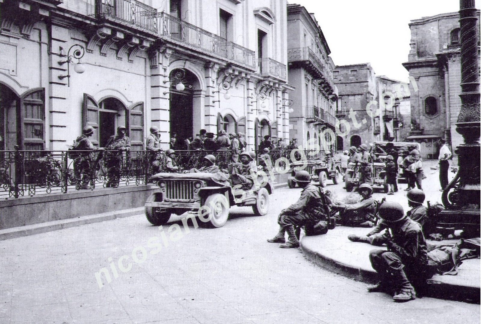 [Nicosia+news+e+soldati+americani+in+piazza+Garibaldi+1943.JPG]