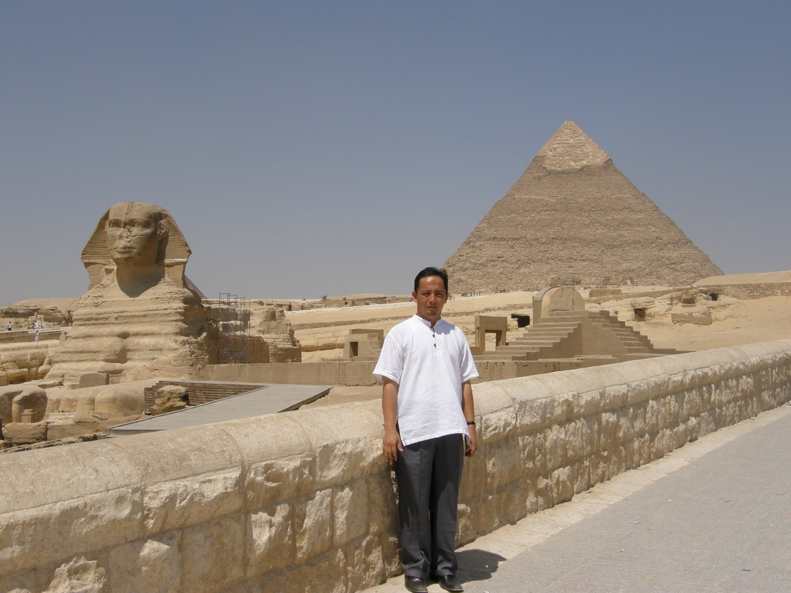 [Antara+Sphinx+dan+Piramid.JPG]