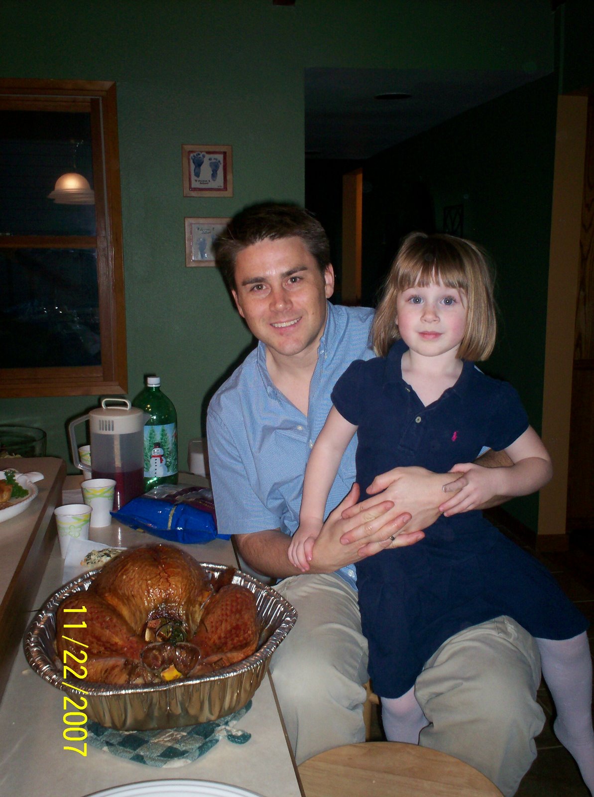 [071122+Lauren+and+Daddy+with+turkey.jpg]