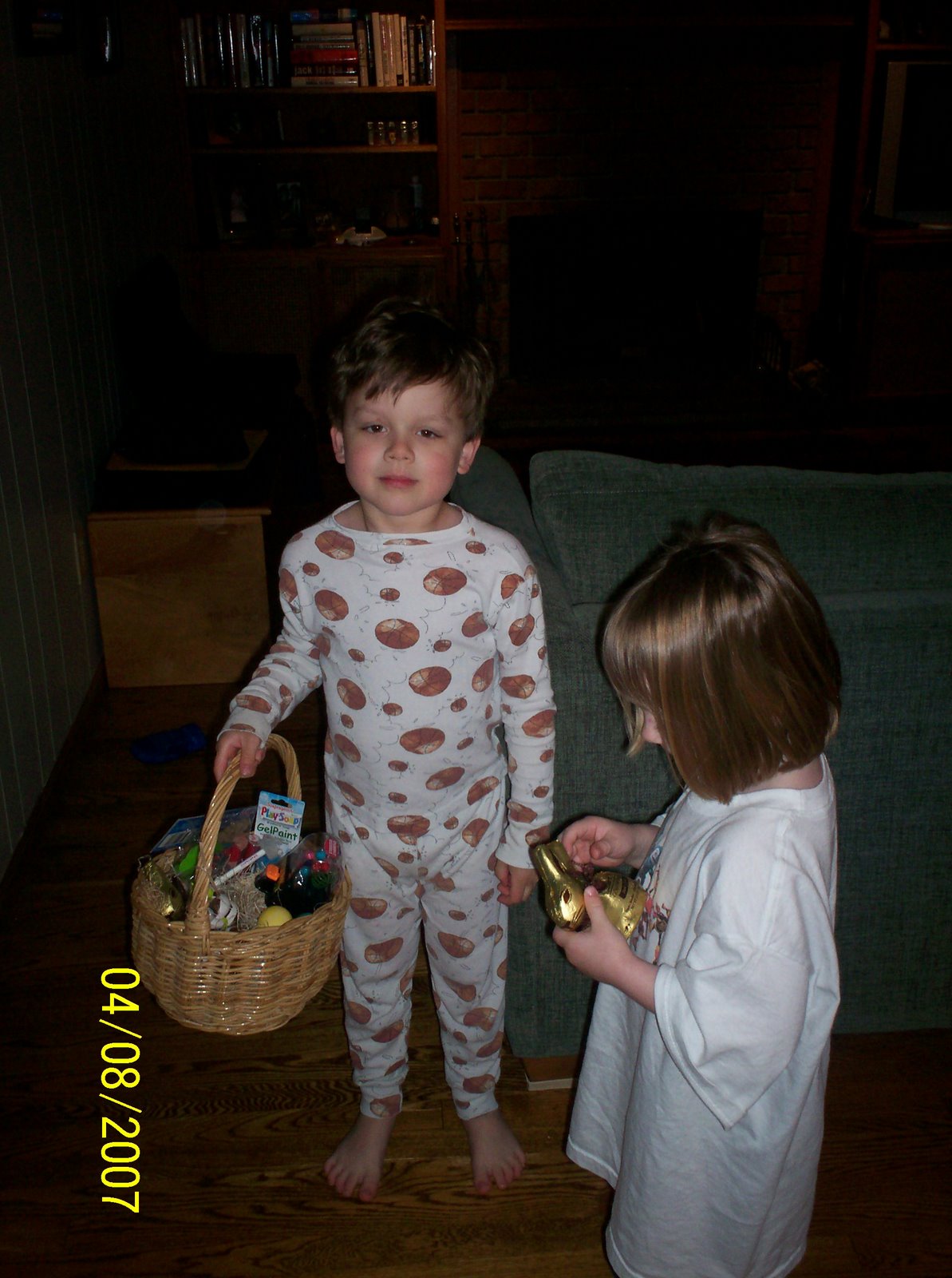 [070408+kids+on+Easter+morning.jpg]