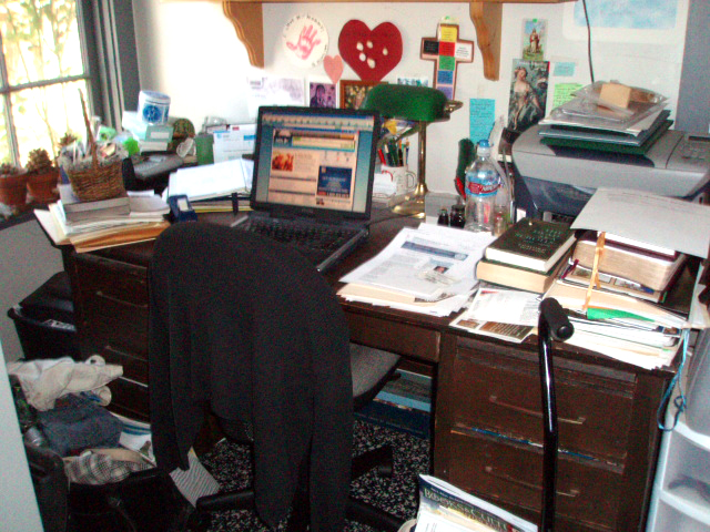 [messy+desk.jpg]