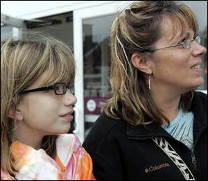 [Kylie+Clossom+and+daughter+Miranda,+12,+outside+Kohl's+in+Port+Chester.jpg]