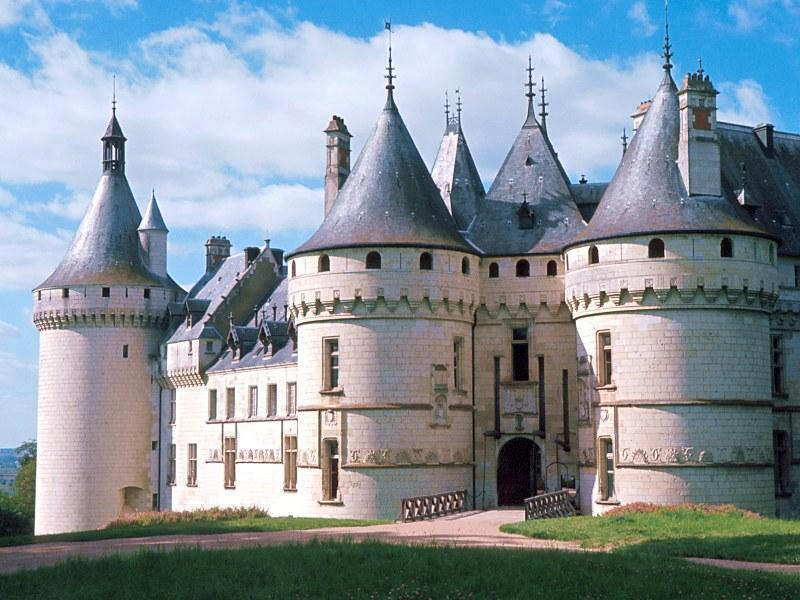 [medieval_castle_pic.jpg]