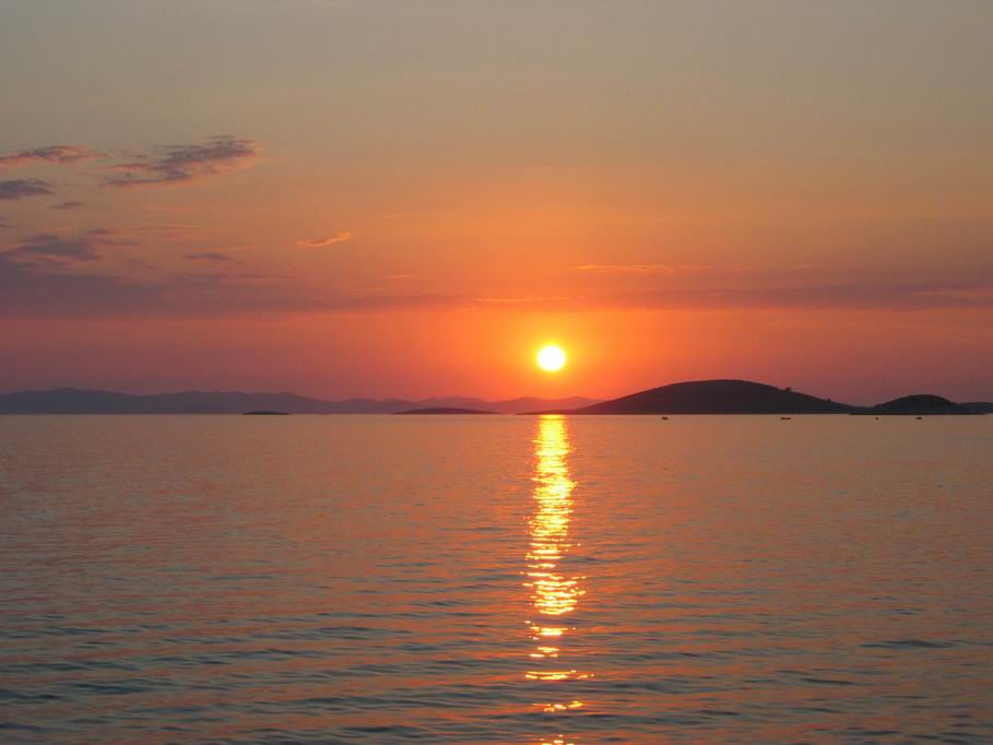 [D05_039 of 238 Beautiful sun set above Adriatic sea.jpg]